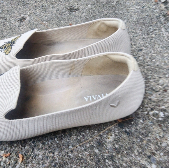 VIVAIA Beige Slip-On Shoes with Bee and Happy Embroidery - Picture 4 of 6
